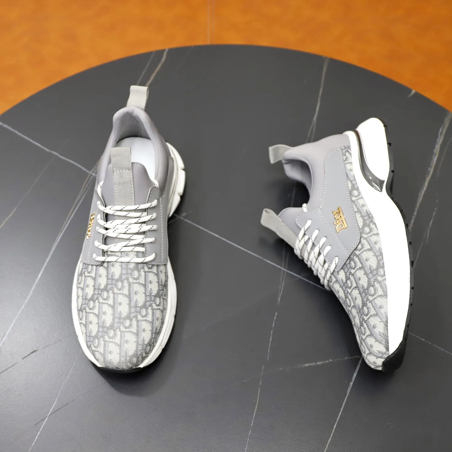 Ex-factory price: 420💰🙅‍♂️🙅‍♂️🙅‍♂️ Brand: Dior Standard code: 38-44 (45 customized) Grade: Same as the official website Material: Original cowhide stitching surface Comfortable and breathable lining Lightweight wear-resistant outsole Style category: Men's fashionable casual shoes Running sneakers Distinguished luxury brand elements Top luxury Color: Actual picture color